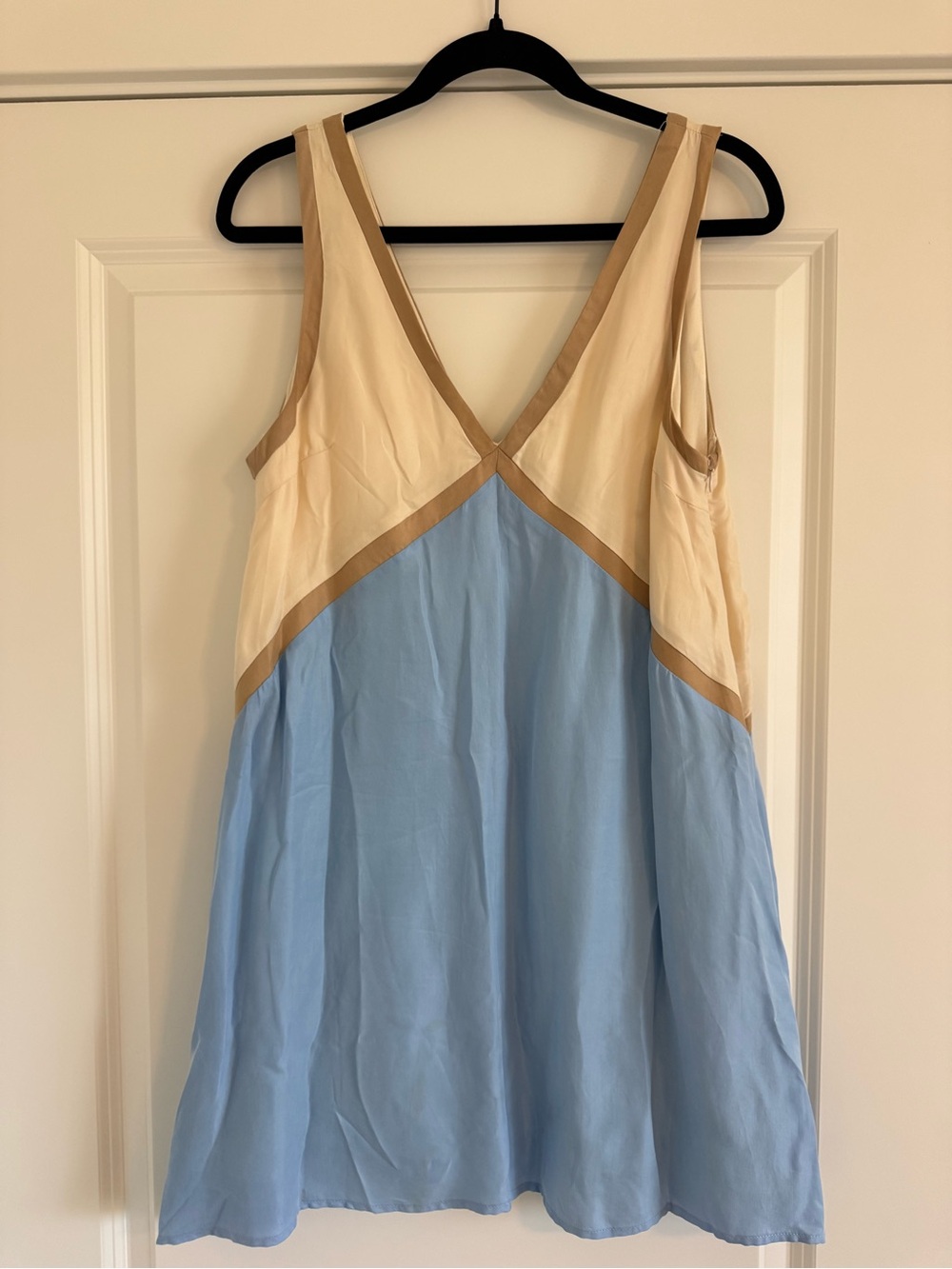 Sleeveless V-Neck Colorblock Shift Dress in Light Blue & Cream